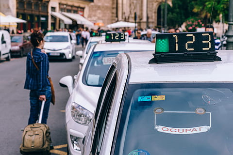 taxi turistico, Valencia, España, coche, modo de transporte, transporte, ciudad, Vehículo de motor, arquitectura, vehículo terrestre, calle, personas incidentales, centrarse en primer plano, día, gente real, gente, viaje, exterior del edificio, la carretera, estructura construida, vida en la ciudad, al aire libre, en pie, 5K, CC0, dominio público, libre de derechos