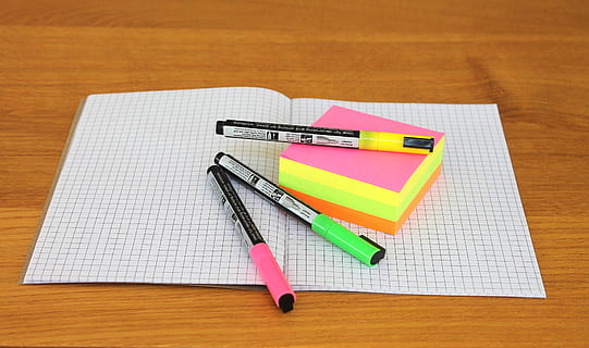 roz, verde, marcator, altoire, hârtie, caiet, stilouri, note lipicioase, masa, în interior, instrument de scris, stilou, creion, nici o persoana, educaţie, birou, multi colorate, creativitate, vedere în unghi mare, furnizarea de birou, lemn - material, cartelă de note, radieră, natură moartă, cauciuc, alegere, rechizite scolare, creion colorat, 4K, CC0, domeniu public, fără drepturi de autor