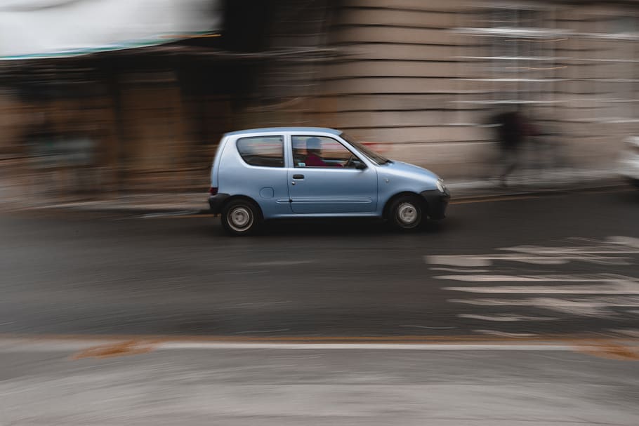 hatchback gris de 3 portes, asfalt, cotxe, vehicle, automòbil, transport, carretera, pneumàtic, roda, màquina, roda del cotxe, humà, persona, va parlar, pas de zebra, roda d'aliatge, foto del carrer, fotografia, vell, carrer, moviment, moviment borrós, manera de transport, ciutat, vehicle terrestre, velocitat, en moviment, arquitectura, dia, cap gent, naturalesa, viatjar, aigua, exterior de l'edifici, poc profund, 5K