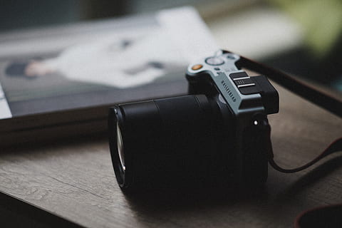 kamera, elektronikk, digitalkamera, HASSELBLAD, videokamera, stropp, adapter, projektor, finger, Linsedeksel, kamera linse, datamaskin, pc, bilde, fotografering, laptop, blomst, blomstre, anlegg, webkamera, bord, teknologi, innendørs, nærbilde, kommunikasjon, ingen folk, stilleben, forbindelse, trådløs teknologi, fokusere på forgrunnen, selektiv fokusering, tre - materiale, musikk, dag, svart farge, høy vinkel visning, musikk Instrument, håndvåpen, kunstkultur og underholdning, elektrisk utstyr, 8K, CC0, offentlig domene, opphavsrett gratis