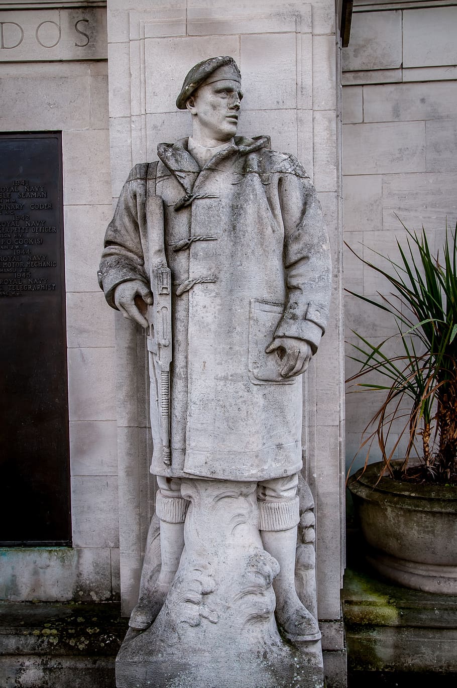 guerra, memorial, estàtua, guerrer, monument, defensa, soldat, militar, memòria, marina, marina reial, art i artesania, escultura, representació, representació humana, arquitectura, semblança masculina, religió, estructura construïda, espiritualitat, artesania, creativitat, talla - producte artesanal, creença, cap gent, dia, història, exterior de l'edifici, el passat, a l'aire lliure, 4K