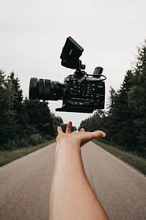 osoba, lov, Černá, kamera, Fotoaparát, ruka, plovák, levitace, hod, Ozubené kolo, zařízení, silnice, strom, les, tech, technologie, Příroda, sony, nick dietrich, fs5, videokamera, filmové kamery, fotoaparát - fotografické vybavení, natáčení, hospodářství, lidé, focení, venku, lidské ruky, domácí videokamera, fotografická témata, kameraman, video, fotograf, jedna osoba, fotografie, objektiv - optický přístroj, muži, Černá barva, 8K, CC0, veřejná doména, bez autorských práv