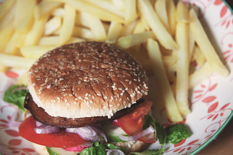 sebzeli burger, patates, ekmek, galeta unu, topuz, burger, cips, kapatmak, pişmiş, mutfak, diyet, lokanta, yemek, akşam yemegi, yemek yiyor, Fast food, Gıda, patates kızartması, taze, kızarmış, garnitür, sağlıklı, marul, öğle yemeği, makro, soğan, bezelye, plaka, hazırlanmış, sandviç, Sos, abur cubur, tablo, paket servisi, Çıkarmak, domates, vegan, vejetaryen burger, sebze, sebze burger, vejetaryen, veggieburger, yiyecek ve içecek, sağlıksız beslenme, Hamburger, yemeye hazır, hazırlanmış patates, tazelik, et, insansız, düşkünlük, yemek çıkar, cheeseburger, ayartma, fast food patates kızartması, 4K, CC0, kamu malı, telif ücretsiz