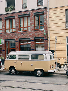 vw, architektura, na zewnątrz budynku, zbudowana struktura, transport, środek transportu, pojazd lądowy, Miasto, pojazd silnikowy, ulica, samochód, żadnych ludzi, dzień, budynek, okno, nieruchomy, dzielnica mieszkaniowa, czerwony, na dworze, parking, van - pojazd, 4K, CC0, domena publiczna, darmowe zdjęcia