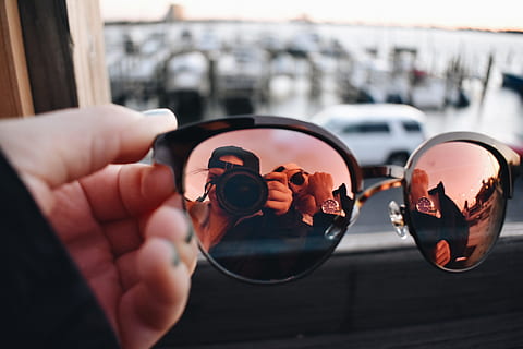 fotografie de aproape, persoană, deținere, ochelari de soare, estompa, aparat foto, captură, a închide, adancimea terenului, dslr, ochelari, concentra, mână, justifyyourlove, obiectiv, om, oameni, fotografie, reflecţie, ceas, femeie, umană, partea corpului uman, o persoana, parte a corpului, Modă, la mijlocul adulților, adult, zi, să se concentreze asupra primelor elemente, în aer liber, Securitate, transport, mijloc de transport, deget, membrul uman, 5K, CC0, domeniu public, fără drepturi de autor