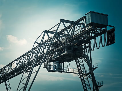 Basso, vista d'angolo, città, costruzione, gru, porto, alto, macchinario industriale, industria, ferro, grande, caricare la gru, molo, porta, cielo, acciaio, tramonto, tecnologia, sistema di trasporto, acqua, Inquadratura dal basso, macchinario, natura, giorno, architettura, nuvola - cielo, metallo, gru - macchine edili, industria di costruzioni, nessuno, all'aperto, struttura costruita, sviluppo, attività commerciale, mezzi di trasporto, sito di costruzione, alto - alto, equipaggiamento industriale, attrezzatura da costruzione, 4K