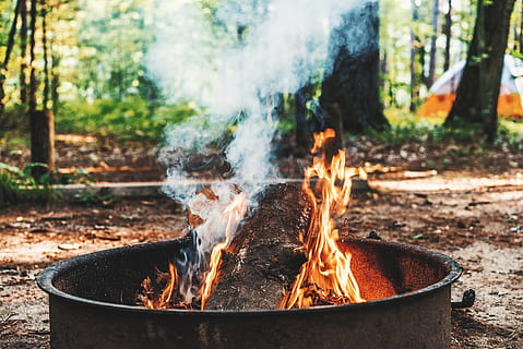 maro, groapă de foc, flăcări, foc, fum, Buturuga, cherestea, pădure, foc de tabără, jăratic, cort, camping, în aer liber, natură, copac, lemn, flacără, Fierbinte, mic dejun, aventură, ardere, foc - fenomen natural, temperatura - temperatură, gătire, alimente, grătar, gratar, cărbune, fumul - structura fizică, lemne de foc, roșu, a închide, vară, la grătar, culoare neagră, 4K, CC0, domeniu public, fără drepturi de autor