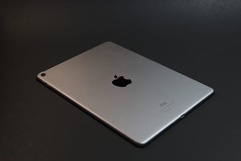 sidabro ipad, obuolys, prekės ženklas, prietaisą, elektronika, įranga, įtaisą, „ipad“, nešiojamieji, sidabras, technologijos, bevielis, nėra žmonių, patalpose, studija, Širdies formos, kopijavimo vietos, natiurmortas, laisvalaikio žaidimai, Iš arti, meno kultūra ir pramogos, teigiamas emocijas, kortelės, emocijos, meilė, juodas fonas, lošimai, juoda spalva, aukšto kampo vaizdas, sėkmė, tuščias, 5K, CC0, Viešasis domenas, nemokamai
