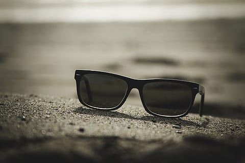 zonnebril, zwart, frames, bril, selectieve aandacht, detailopname, geen mensen, mode, enkel object, dag, stilleven, land-, persoonlijk accessoire, bescherming, brillen, veiligheid, buitenshuis, glas - materiaal, strand, afwezigheid, gezichtsvermogen, oppervlakteniveau, 5K, CC0, publiek domein, royaltyvrij