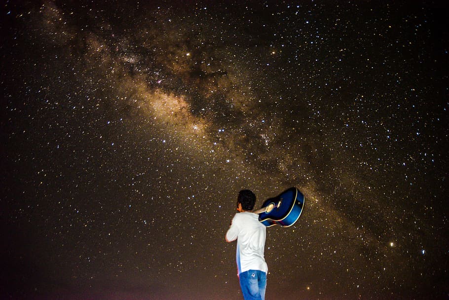 maldives, funadhoo, estrella - espai, nit, una persona, espai, cel, galàxia, astronomia, activitat d'oci, de peu, persones reals, tres quarts de longitud, estils de vida, adult jove, vista del darrere, camp estel·lar, roba casual, naturalesa, infinit, estrella, a l'aire lliure, Via Làctea, 5K
