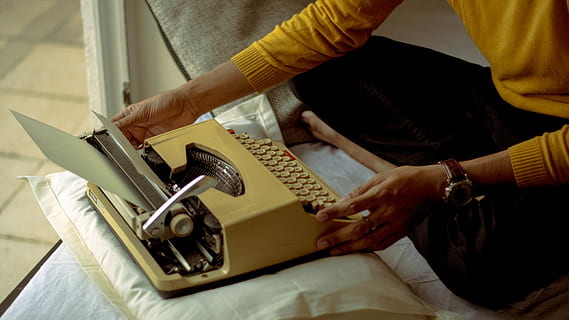 person, ved brug af, gul, skrivemaskine, indendørs, midsection, bedrift, menneskelig kropsdel, mennesker, beskæftigelse, herrer, menneskelig hånd, hånd, høj vinkel visning, arbejder, stående, voksen, rigtige mennesker, livsstil, forberedelse, dag, husarbejde, 5K, CC0, offentligt domæne, royaltyfrie