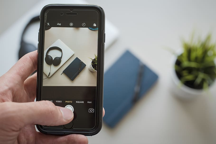 iphone, akıllı telefon, iş, büro, dizüstü, not defteri, Fotoğraf, teknoloji, kablosuz teknoloji, iletişim, ön plana odaklanmak, el, kapatmak, taşınabilir bilgi cihazı, fotoğrafçılık temaları, insan eli, insan vücudu parçası, tutma, bağ, cep telefonu, bir kişi, ekran, kamera - fotoğrafik donanımlar, fotoğraflama, seçici odak, içeriye, parmak, 4K