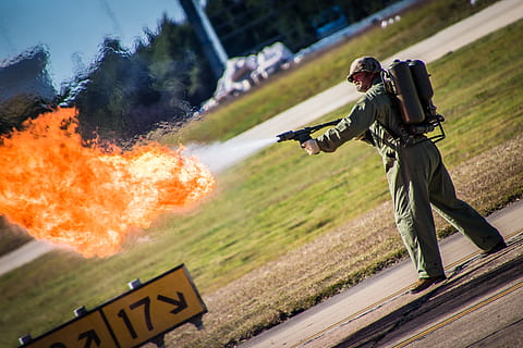 Mann, halten, Flammenwerfer, Person, Mensch, Flamme, Feuer, Waffe, Militär-, Gewehr, Schießen, Militäruniform, gepanzert, Heer, männlich, Krieg, Grün, Feuerwerk, Flammen, Waffen, Zeichen, Warnschild, Kommunikation, Verbrennung, Bewegung, Feuer - natürliches Phänomen, Aggression, Aktivität, Sport, wütend, Natur, Regierung, Erwachsene, eine Waffe schießen, Rauch - physische Struktur, 5K, CC0, gemeinfrei, lizenzfrei