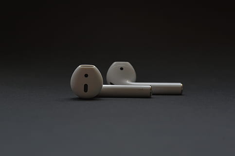 elektronik, mus, hardware, computer, æble, air pods, belysning, våben, værelse, indendørs, figur, træ, hylde, håndtere, billard værelse, stå, butik, klinge, gulve, studio skud, stilleben, kopiere plads, tæt på, bord, ingen mennesker, enkelt objekt, kunstkultur og underholdning, skåret ud, mulighed, sort baggrund, høj vinkel visning, fritidsspil, to objekter, hvid farve, lempelse, fritidsaktivitet, terninger, risiko, 4K, CC0, offentligt domæne, royaltyfrie