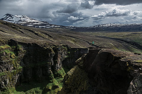 deux, divisé, rocheux, les collines, à travers, Montagne, blanc, nuageux, ciels, falaise, des nuages, lumière du jour, environnement, glacial, glacier, herbe, la glace, paysage, les montagnes, la nature, photographie de nature, en plein air, roches, scénique, neige, permanent, femme, nuage - ciel, paysages - nature, beauté dans la nature, ciel, eau, rock - objet, Roche, solide, scène non urbaine, terre, tranquillité, scène tranquille, personne, montagne au sommet enneigé, érodé, 2K, CC0, domaine public, libre de droits