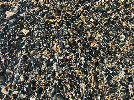nærbilde, bilde, svart, brun, stein mye, flate, steiner, rippel, hav, vann, stein, strøm, innsjø, abstrakt, lys, klart vann, alaska, bakgrunn, mønster, natur, Strand, strukturert, materiale, utendørs, heap, småstein, teksturert effekt, kystlinje, ingen folk, sommer, bakteppe, 4K, CC0, offentlig domene, opphavsrett gratis