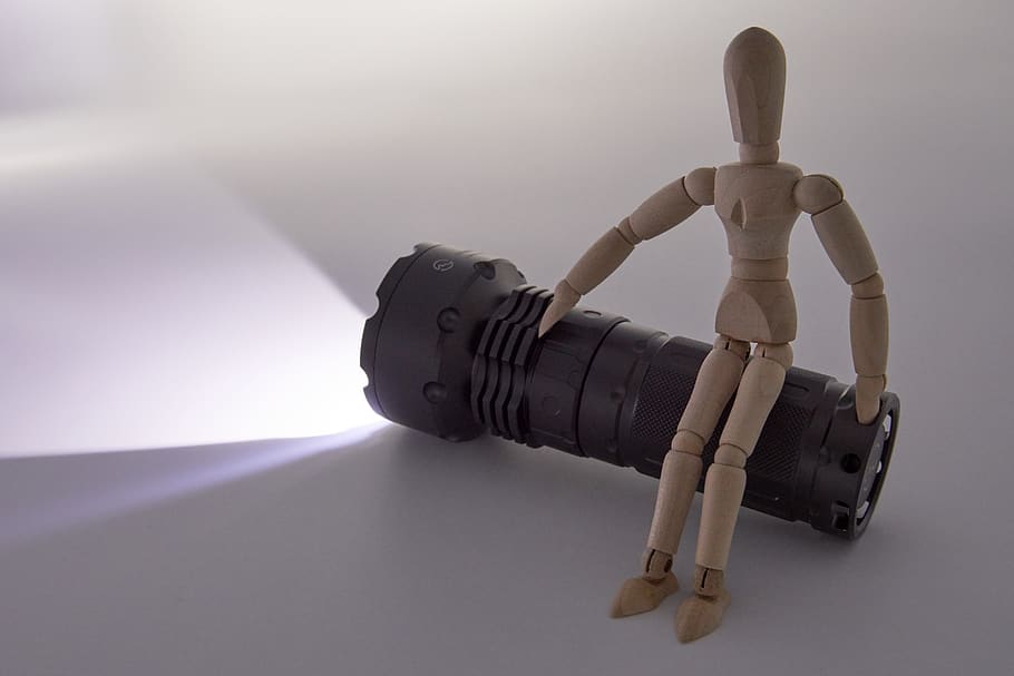 llum, llanterna, amic, paio, maniquí, titella, fusta, led, torxa, raig, representació humana, representació, figureta, semblança masculina, cap gent, art i artesania, tecnologia, creativitat, robot, joguina, naturalesa, artesania, futurista, nina, dia, a l'interior, escultura, vehicle aeri, 5K