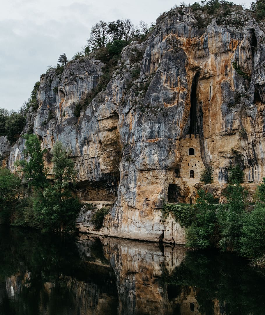 muntanya rocosa, antic, bonic, la llum del dia, verd, llac, paisatge, muntanya, naturalesa, a l'aire lliure, parc, reflexió, rock, formació de roca, rocós, escènic, vista, pedra, turisme, viatjar, arbres, aigua, planta, vista d’angle baix, arbre, rock - object, sòlid, cap gent, dia, tranquil·litat, geologia, cel, geografia física, penya-segat, terra, escena tranquil·la, bellesa a la natura, formació, erosionat, 4K