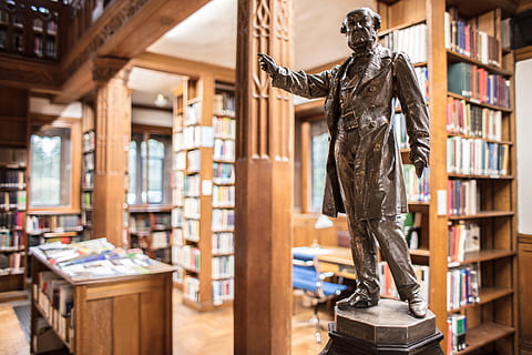 gladstone, biblioteca, biblioteques, llibre, llibres, prestatge per a llibres, prestatgeries, prestatges, prestatge, estàtua, bust, polític, històric, vell, estudiar, aprendre, aprenentatge, educació, educatiu, llegir, lectura, universitat, publicació, escultura, representació humana, representació, arquitectura, art i artesania, a l'interior, història, el passat, creativitat, cap gent, semblança masculina, literatura, llibre de tapa dura, 8K, CC0, domini públic, lliure de regalies
