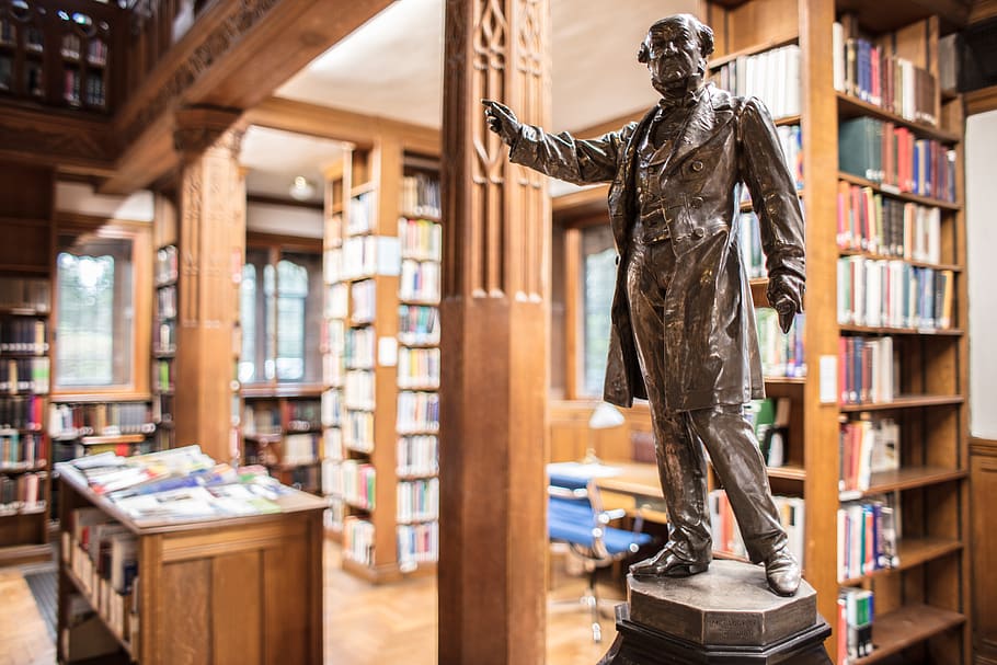 gladstone, biblioteca, biblioteques, llibre, llibres, prestatge per a llibres, prestatgeries, prestatges, prestatge, estàtua, bust, polític, històric, vell, estudiar, aprendre, aprenentatge, educació, educatiu, llegir, lectura, universitat, publicació, escultura, representació humana, representació, arquitectura, art i artesania, a l'interior, història, el passat, creativitat, cap gent, semblança masculina, literatura, llibre de tapa dura, 8K