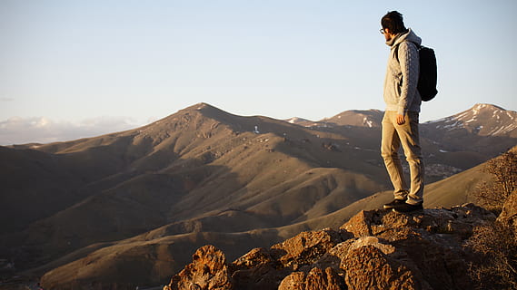 weißer Pullover, Mensch, Person, draußen, Natur, Kleidung, bekleidung, Rock, Berg, Gebirge, Gipfel, Boden, Mantel, Freizeitaktivitäten, Abenteuer, Schuhwerk, Schuh, Wüste, Stehen, Foto, Fotografie, eine Person, in voller Länge, Szenen - Natur, echte Menschen, ruhige Szene, Schönheit in der Natur, Lebensstile, Himmel, Freizeitbeschäftigung, Nicht-städtische Szene, Ruhe, Rock - Objekt, solide, Tag, Umgebung, 5K, CC0, gemeinfrei, lizenzfrei