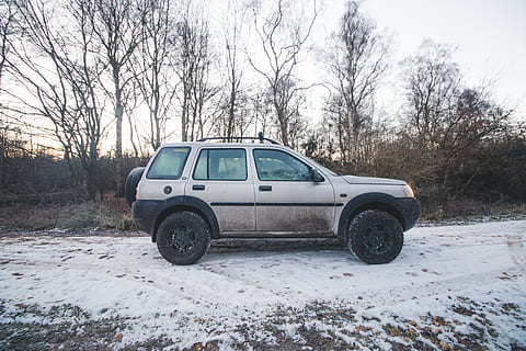grå suv, off-road, køretøj, transportmidler, hjul, maskine, automobil, bil, dæk, lander, land Rover, 4x4, sne, frost, vinter, bilhjul, jeep, talte, tagstativ, legeringshjul, sUV, træ, natur, kold temperatur, transportform, bare træ, jord, motor køretøj, plante, ingen mennesker, Mark, dag, himmel, land køretøj, udendørs, landskab, 5K, CC0, offentligt domæne, royaltyfrie