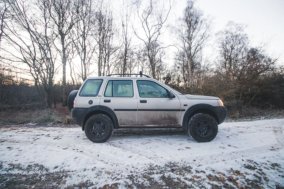 šedá suv, terénní, vozidlo, přeprava, kolo, stroj, automobil, auto, pneumatika, lander, Land Rover, 4x4, sníh, mráz, zimní, kola automobilu, džíp, mluvil, střešní nosič, kola z lehké slitiny, suv, strom, Příroda, studená teplota, způsob dopravy, holý strom, přistát, motorové vozidlo, rostlina, nikdo, pole, den, nebe, pozemního vozidla, venku, krajina, 5K