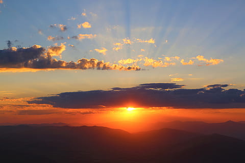tramonto, natura, cielo, nuvole, in serata, all'aperto, paesaggio, bellezza nella natura, scenics - natura, colore arancione, nuvola - cielo, la tranquillità, scena tranquilla, idilliaco, sole, luce del sole, nessuno, montagna, cielo drammatico, scena non urbana, ambiente, maestoso, luminosa, cielo romantico, 5K, CC0, dominio pubblico, privo di copyright
