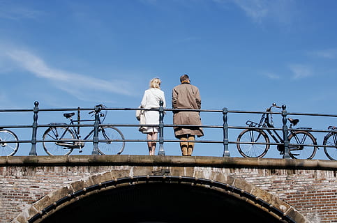 par, stående, bro, himmel, menn, rekkverk, arkitektur, dag, utsikt bakover, ekte folk, to mennesker, voksen, natur, full lengde, mennesker, bygget struktur, kvinner, fritidsaktivitet, livsstil, lav vinkel visning, sky - himmel, bygge eksteriør, utendørs, parforhold, 4K, CC0, offentlig domene, opphavsrett gratis