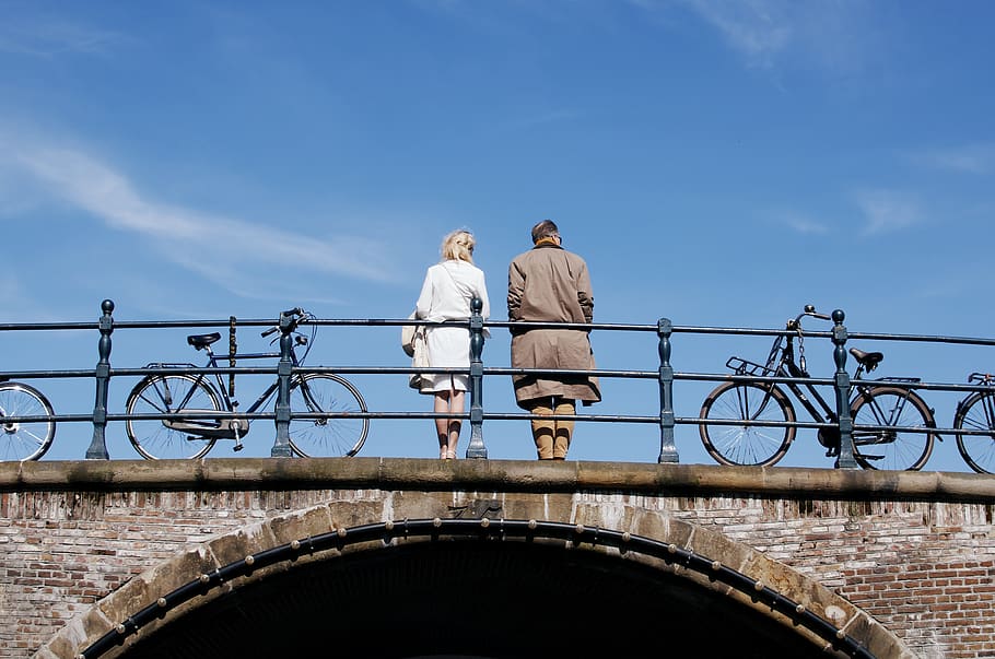 par, stående, bro, himmel, menn, rekkverk, arkitektur, dag, utsikt bakover, ekte folk, to mennesker, voksen, natur, full lengde, mennesker, bygget struktur, kvinner, fritidsaktivitet, livsstil, lav vinkel visning, sky - himmel, bygge eksteriør, utendørs, parforhold, 4K