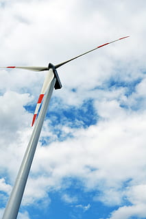 Windmühle, Himmel, Blau, Wolken, äolische Energie, wolke - himmel, Flachwinkelansicht, Turbine, Windkraftanlage, Windkraft, Umgebung, Kraftstoff- und Stromerzeugung, keine Leute, erneuerbare Energie, Natur, alternative Energie, Tag, Umweltschutz, draußen, rot, Wind, große Höhe, Transport, 2K, CC0, gemeinfrei, lizenzfrei