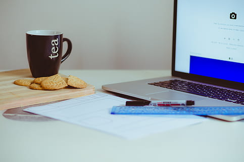Arbeitsplatz, Schreibtisch, Computer, Laptop, Notizbuch, Tee, Getränk, Tasse, Becher, Kekse, Snack, Tabelle, Büro, Geschäft, Bleistift, Desktop, Bildschirm, pc, Papier-, dokumentieren, Internet, Professionel, Essen und Trinken, kabellose Technologie, Technologie, Lebensmittel, Kaffeetasse, drinnen, Kaffee trinken, Erfrischung, Kommunikation, Verbindung, Kaffee, keine Leute, Stillleben, Frühstück, Mahlzeit, Tastatur, 4K, CC0, gemeinfrei, lizenzfrei