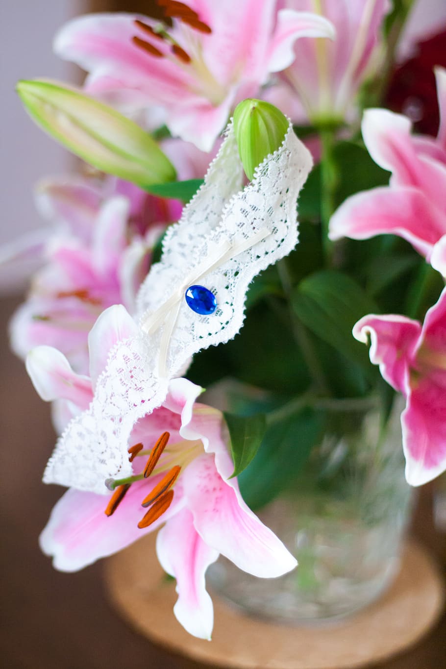 lliga amb flors, flors, flor, planta amb flors, planta, color rosa, vulnerabilitat, frescor, bellesa a la natura, fragilitat, primer pla, pètal, cap de flor, cap gent, naturalesa, creixement, inflorescència, centrar-se en primer pla, enfocament selectiu, dia, a l'aire lliure, porpra, arranjament floral, 4K