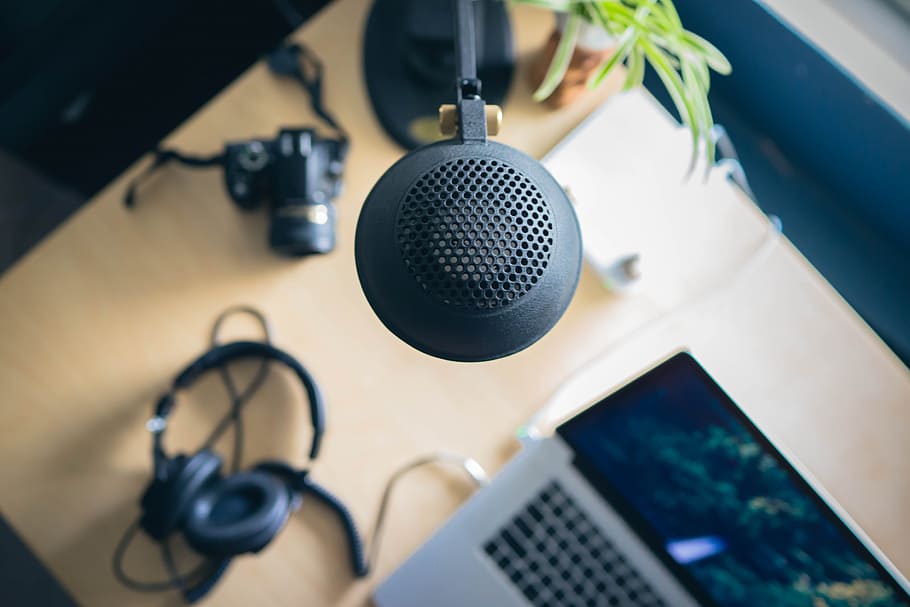 llum d'oficina, configuració d’escriptori d’oficina a casa, alt, angle, superior, vista., dslr, negre, auriculars, MacBook, sense fils, encaminador., tecnologia, música, comunicació, micròfon, Dispositiu d'entrada, a l'interior, cultura i entreteniment artístic, escoltar, connexió, tecnologia sense fils, ordinador, primer pla, equipament, taula, equip de gravació de so, estudi, equip d’àudio, vista d’angle alt, cap gent, equipament elèctric, comunicacions globals, 5K