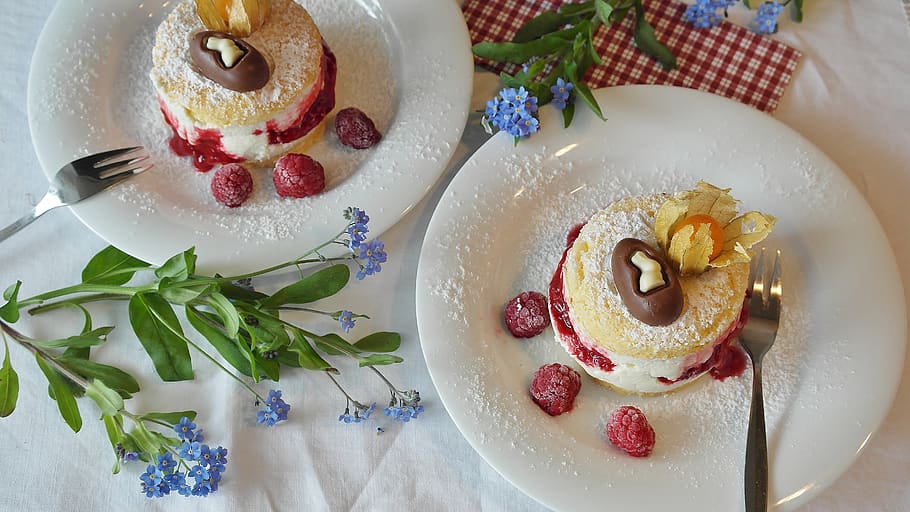 zwei, Erdbeerkuchen, Platten, Backen, Beeren, Bisquit, Kuchen, Feier, Schokolade, Konfekt, Sahne, köstlich, Essen, Blumen, Lebensmittel, Obst, hausgemacht, Genuss, Party, Gebäck, Teller, Präsentation, Himbeeren, rot, Zucker, Süßigkeiten, Weiß, Essen und Trinken, Frische, Süßes Essen, Dessert, Süss, High Angle View, fertig für den Verzehr, drinnen, Versuchung, Tabelle, Stillleben, keine Leute, gebacken, Blume, Nahansicht, Blumenmuster, Garnierung, Food-Styling, 5K