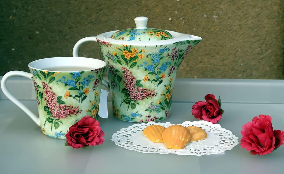 tassa, te, taula, flor, madeleine, primavera, vermell, pastisseria, galeta, miniatura, argila polimèrica, pintura, gust, escultura, planta amb flors, frescor, planta, bellesa a la natura, natura morta, fragilitat, cap gent, vulnerabilitat, primer pla, naturalesa, patró, motiu floral, a l'interior, pètal, menjar i beguda, rosa, cap de flor, tassa de te, tetera, vaixella, temptació, 4K
