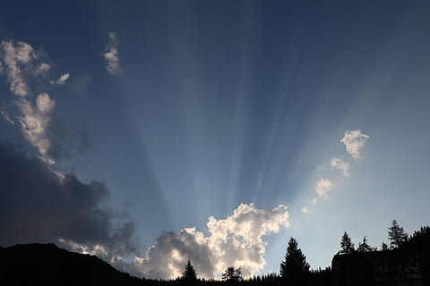 nuvens, os raios, enterrado, panorama, humor, lindo, céu, brilho, nuvem - céu, beleza na natureza, scenics - natureza, árvore, cena tranquila, tranquilidade, ninguém, visão de baixo ângulo, natureza, silhueta, raio de Sol, ao ar livre, dia, luz solar, plantar, idílico, cena não urbana, arquitetura, transmissão, 5K, CC0, domínio público, royalty free