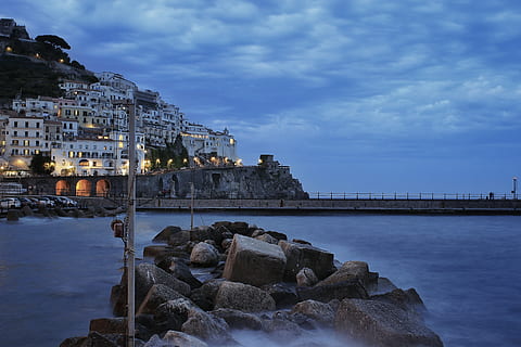 dock grigio, promontorio, Italia, acqua, costruzione, architettura, amalfi, all'aperto, natura, corrimano, ringhiera, Torre, notte, lungomare, mare, oceano, bacino, molo, porta, longexposure, spiaggia, struttura costruita, cielo, esterno dell'edificio, nuvola - cielo, roccia, il passato, storia, solido, destinazioni di viaggio, roccia - oggetto, turismo, nessuno, giorno, 5K, CC0, dominio pubblico, privo di copyright