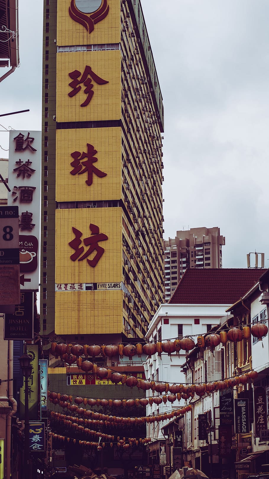 kanji, vista de senyalització d’escriptura, ciutat, edifici, urbà, metròpolis, edifici d'oficines, torre, campanar, arquitectura, fletxa, habitatge, llanternes, xinès, Xina, carrers, Chinatown, Singapur, centre de la ciutat, barana, estructura construïda, exterior de l'edifici, cel, cap gent, dia, núvol - cel, naturalesa, vista d’angle baix, a l'aire lliure, groc, religió, sostre, barri residencial, escala, creença, comunicació, carrer, 4K