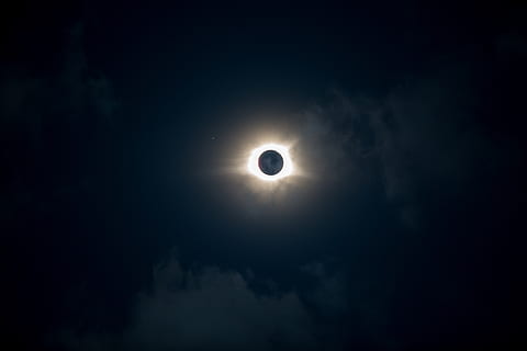 Finsternis, große amerikanische Sonnenfinsternis 2017, Sonnenfinsternis, Corona, Natur, dunkel, Mond, Ring, gesamt, Wissenschaft, Platz, Himmel, Astronomie, Nacht-, Vollmond, wolke - himmel, Schönheit in der Natur, Naturphänomen, keine Leute, Mondlicht, draußen, Ruhe, ruhige Szene, Flachwinkelansicht, Szenen - Natur, Helligkeit, 5K, CC0, gemeinfrei, lizenzfrei