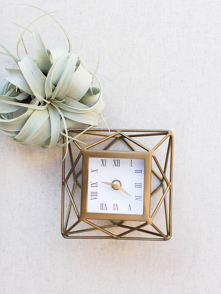 Quadrat, braun, Analoge Uhr, drinnen, Uhr, Zeit, Box, einzelnes Objekt, Studioaufnahme, keine Leute, Kasten - Behälter, Gruppe von Objekten, Retro-Stil, Holz - Material, Tabelle, Einfachheit, Geschenk, Nostalgie, Antiquität, Natur, Instrument der Zeit, Wandbau - Funktion, Ziffernblatt, Minutenzeiger, elektrische Lampe, kleine Gruppe von Objekten, 4K
