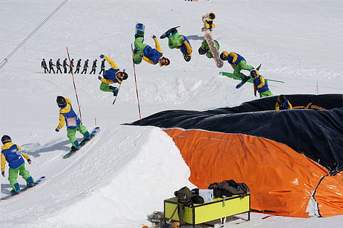 mand, snowboard tricks, sport, sne, vintersport, kold temperatur, vinter, stå på ski, rigtige mennesker, bjerg, gruppe af mennesker, eventyr, fritidsaktivitet, ekstrem sport, herrer, mennesker, dag, tøj, ferier, natur, bjergkæde, varme tøj, ski-wear, 2K, CC0, offentligt domæne, royaltyfrie