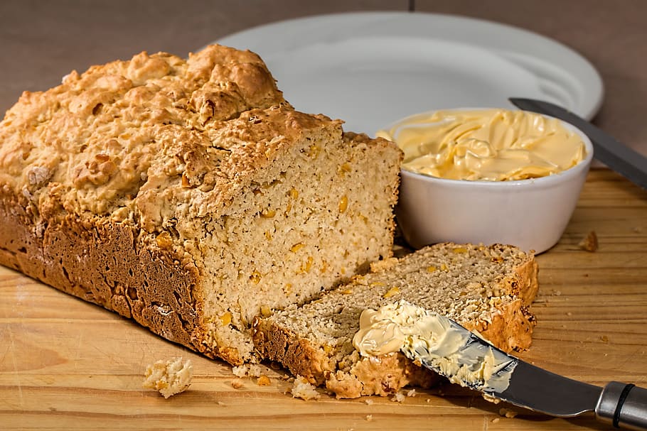 pane, infornare, al forno, Mais, cibo, dolce, cibo e bevande, freschezza, in casa, mangiare sano, benessere, legno - materiale, tavolo, avvicinamento, nessuno, natura morta, vista dall'alto, concentrarsi sulle conoscenze acquisite, fetta, pronto a mangiare, diffusione, prodotto caseario, prima colazione, cibo francese, tentazione, tritato, 5K