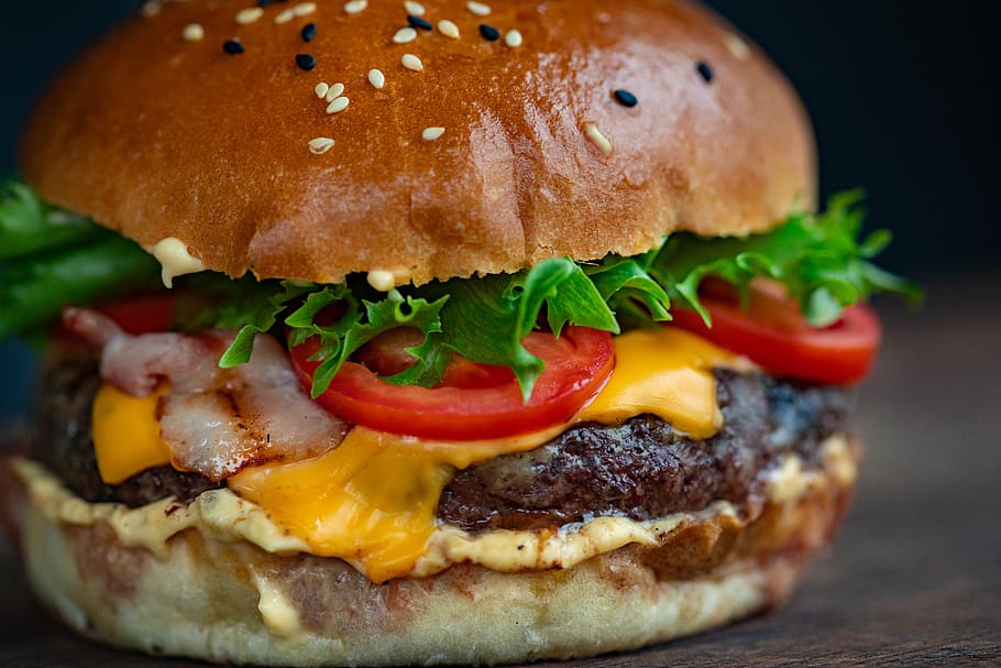 hamburguesa, verdures, vedella, pa, bun, formatge, cheeseburger, primer pla, deliciós, sopar, menjar ràpid, menjar, fotografia de menjar, enciam, dinar, carn, entrepà, sèsam, llavors de sèsam, berenar, saborós, tomàquet, menjar poc saludable, menjar i beguda, llest per menjar, vegetals, frescor, treureu menjar, fruita, cap gent, fusió, temptació, 5K