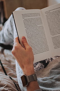 lettura della persona, libro, mano, lettura, pubblicazione, mano umana, persone reali, una persona, parte del corpo umano, in casa, detenzione, testo, mobilia, adulto, carta, formazione scolastica, avvicinamento, donne, letto, stili di vita, parte del corpo, studiando, dito, 5K, CC0, dominio pubblico, privo di copyright