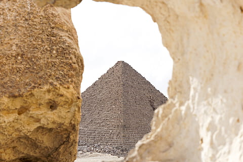 grå pyramide, dag, natur, ingen mennesker, bygget struktur, arkitektur, tekstureret, solid, klippe, rock-objekt, murbygningsfunktion, udendørs, tæt på, selektiv fokusering, sollys, himmel, stenmateriale, væg, bygning udvendig, ru, ro, 5K, CC0, offentligt domæne, royaltyfrie