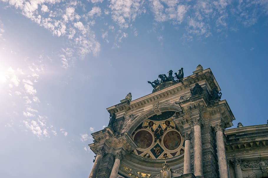 Dresda, Germania, nube, quadriga, musica lirica, architettura, sotto, cielo, Inquadratura dal basso, struttura costruita, esterno dell'edificio, nuvola - cielo, natura, il passato, storia, costruzione, nessuno, giorno, credenza, luogo di culto, religione, spiritualità, destinazioni di viaggio, scultura, viaggio, all'aperto, ornato, 5K