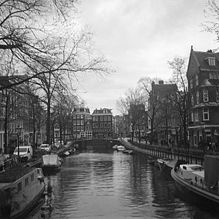 amsterdam, Wasser, draußen, Fahrzeug, Boot, Transport, Kanal, Pfad, Mittelformat, 120mm, Filmscan, Filmfoto, analog, Leinpfad, Gebäude, Wohnung, Gehäuse, städtisch, Stadt, Stadt, Dorf, Metropole, gebaute Struktur, die Architektur, Gebäudehülle, Wasserfahrzeug, Himmel, Transportmittel, Baum, Ufergegend, Natur, Fluss, Brücke, kahler Baum, Tag, keine Leute, 2K, CC0, gemeinfrei, lizenzfrei