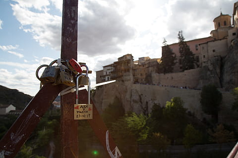 Spanien, cuenca, Tiefe, sperren, Liebe, Fokus, Brücke, die Architektur, gebaute Struktur, Text, Gebäudehülle, Kommunikation, wolke - himmel, Natur, Sicherheit, keine Leute, Fokus auf den Vordergrund, Baum, Himmel, hängend, Schutz, draußen, Tag, Metall, Vorhängeschloss, Botschaft, 5K, CC0, gemeinfrei, lizenzfrei