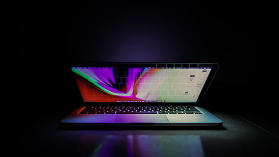 MacBook, Apfel, Gadget, Notizbuch, Laptop, Mac, Technologie, Computer, kabellose Technologie, Kommunikation, Verbindung, Computerbildschirm, Computerausrüstung, Tastatur, drinnen, schwarzer Hintergrund, Internet, Studioaufnahme, Computernetzwerk, Computer Tastatur, keine Leute, kopieren sie platz, tragbares Informationsgerät, beleuchtet, Sicherheit, lila, Computerkriminalität, Computer-Hacker, 5K, CC0, gemeinfrei, lizenzfrei